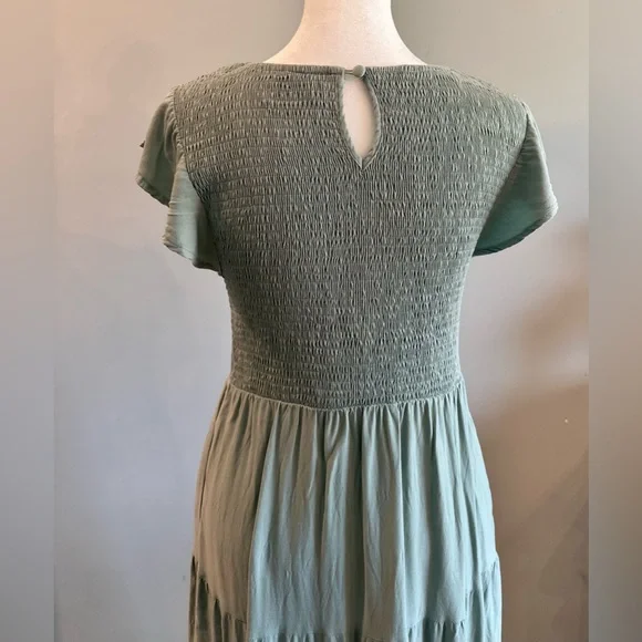 Medium Zesica sage green smocked maxi dress pockets boho cottagecore boutique - Picture 3 of 10